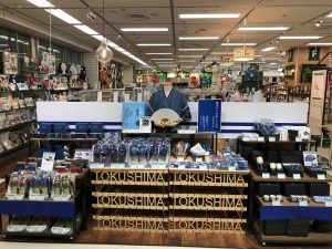 -実践型木育-　那賀高校製作の「木頭杉のスマホ立て」東急ハンズで販売中！